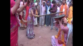 Women thrash men with sticks to kick off colourful Holi festival in India