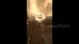 河南伊川  越野车俯冲爬坡炫技 不料翻车1人被甩出1人被压