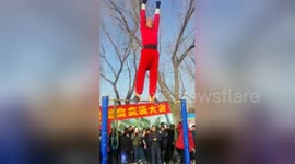 Elderly man pulls off incredible stunts on horizontal bar