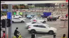 深圳  出租车冲上安全岛,致1名行人死亡