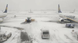 Heavy snow fall disrupts Dublin Airport