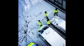 Work hard. Play hard. #beastfromtheast #snow #police #snowing #london #snowlondon https://t.co/6a2OPmatKE