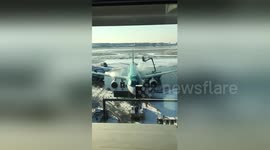 Newsflare Edit - #Heathrow #heathrowsnow #snow #londonsnow #aerlingus #terminal2 .  De icing at Heathrow. https://t.co/EjY1FW4IWM