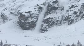 Spectacular avalanche in the Swiss Alps captured on video
