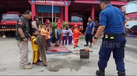This Child Dare Trying to Extinguish Fire