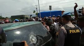 Protesters' rage stopped and broke the windshield of passing road users