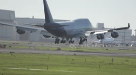 Watch this Boeing 747 make a VERY hard landing at Japan's Narita Airport