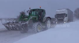 UK farmers help stranded drivers in the snow