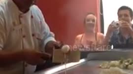 Sushi chef wows diners with spatula skills