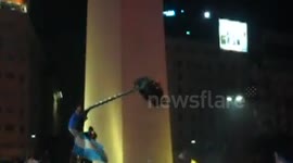 Man falls from traffic light in Buenos Aires