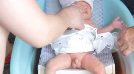 新生儿洗澡尿尿可爱一幕