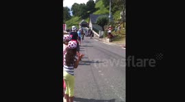 Tour de France hautacam 2014 Énorme !! Sur une roue pour passer l'arche des dix dernier km !!