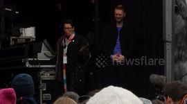 Sue Perkins Has Some Fun With The Sign Language interpreter
