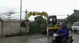high voltage electrical shock, 5 construction workers survived while repairing the culvert road