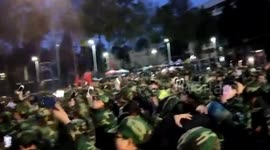 成都:大学生军训,7千人开闪光灯高歌