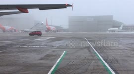 Fog and snow at London Luton Airport (1)