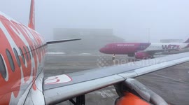 Fog and snow at London Luton Airport (2)