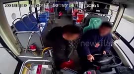 长沙  要求停车遭拒,乘客一脚“踩停”公交车