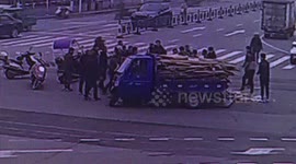 湖州:三轮车侧翻两人被压 热心市民齐施救
