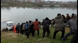 100 Good Samaritans help pull lorry out of river