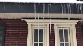 Icicles create amazing optical illusion