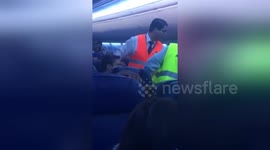 Newsflare Edit - Borracho en el avión