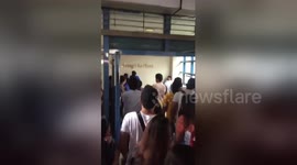 Taxi driver fights with security guards at Philippines station
