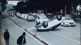 绍兴 女司机又闯祸了!一辆车好端端开着,突然摔得“四脚朝天”