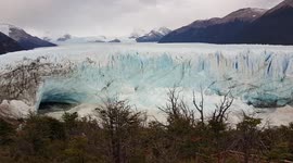 Tourists witness Patagonian glacier collapsing