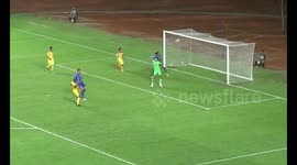 Desperate goalkeeper did not want to jump to catch the ball