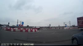 dashcam - don't give a damn about the priority in the roundabout