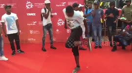 Man’s incredible hacky sack routine with a hat wows crowd