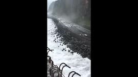 houle dangeureuse sur la route du littoral à l'ie de la Réunion , cyclone Eliakim vendredi 16 mars