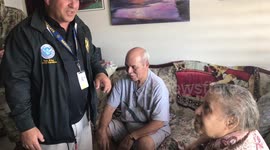 Elderly guitarist surprises Soldiers