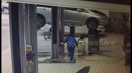 四川资阳 4S店员工操作抽接油机时 失误
