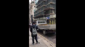Bomb disposal unit outside Work #gherkin #Undershaft #bombthreat #explosion https://t.co/7cotQcNbkc
