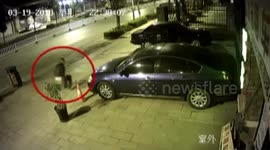 玉溪:奇葩!男子深夜当街大便  怕被发现转移阵地