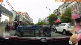 南通:电动三轮车撞人逃逸 好市民驾车紧追不舍