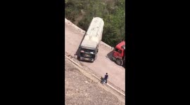 Tanker driver makes nail-biting U-turn beside cliff face