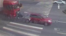 张家港  挂车追尾两辆轿车 监控记录惊险瞬间