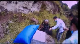 重庆老人赶集迷路被困悬崖边 整整三天没有吃喝