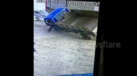 河南驻马店:三马车侧翻 司机单手撑起