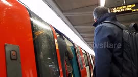 Crowded Tube Train During DLR Strike (March 2018)