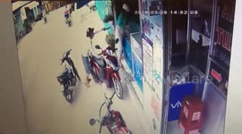 A bandit attacks and robs the phone from the woman