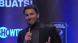 Hearn hilariously trolls Higgins at Joshua-Parker weigh-in