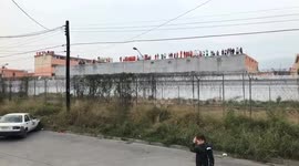Mexican prisoners stage roof top protest