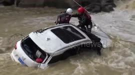 Hero firefighter uses rope pulley to rescue woman trapped in flooded car