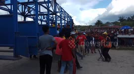 Spooked racehorse resists all attempts to enter starting box