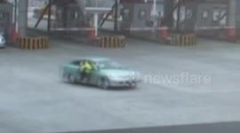 扬州  无牌轿车强冲卡 交警被拖行数十米
