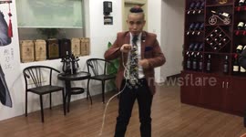 男子用耳朵吹起汽车内胎